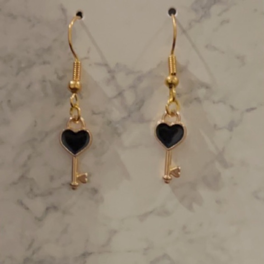 🔴Handmade Heart Key Earrings🔑 - Picture 3 of 3